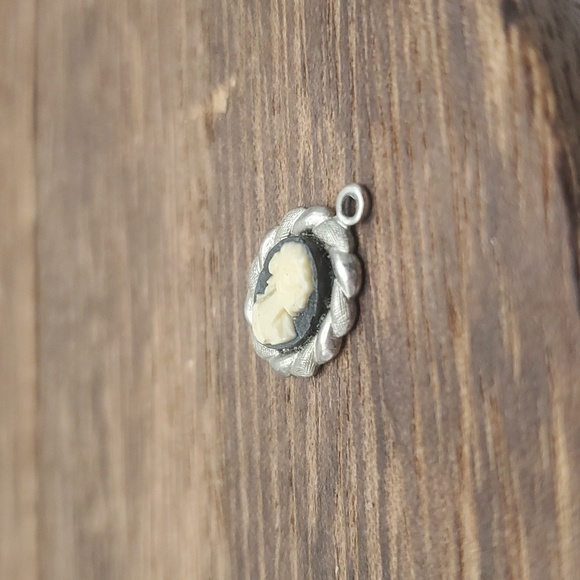 Delicate cameo Victorian fringe charm necklace pendant - Picture 3 of 3